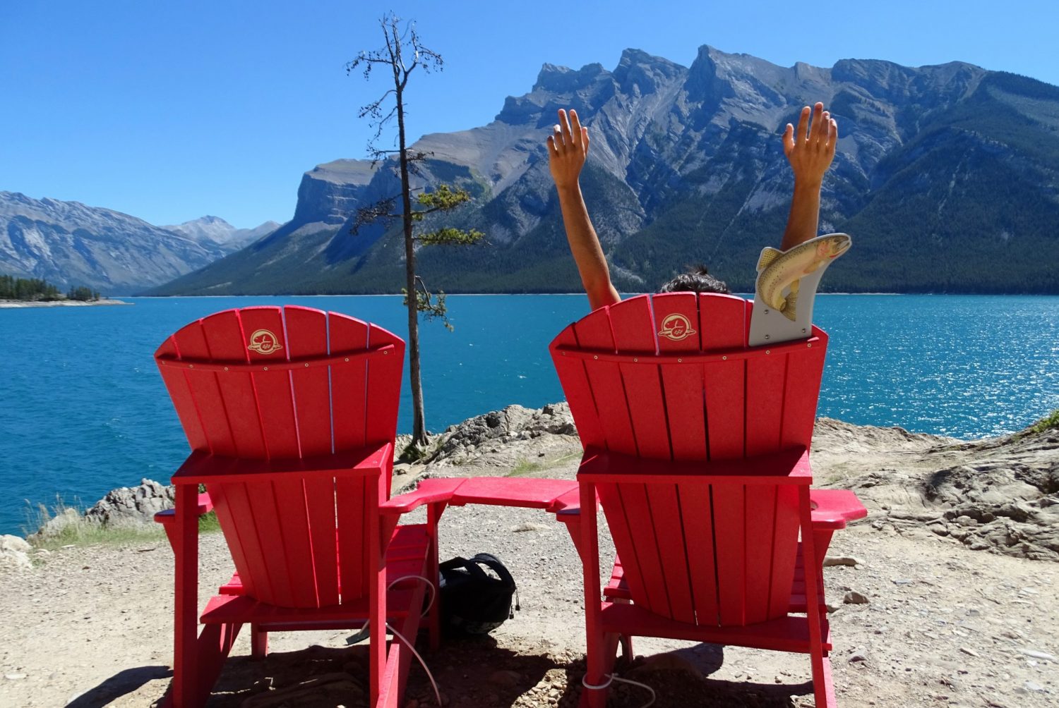 Red Chairs aan Lake Minnewanka Canada tijdens roadtrip Alberta