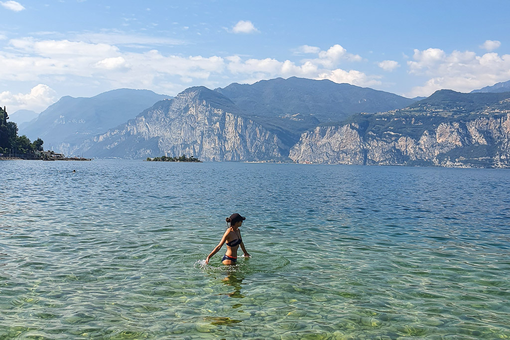 Zwemmen in het Gardameer in Italië