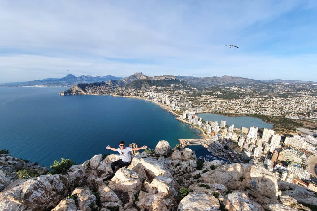 Reisbeesten staat op de Penon de Ifach in Calpe, Costa Blanca