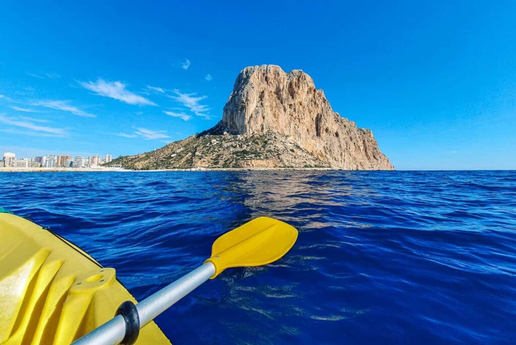 Reisbeesten aan het kajakken rond de rots van Calpe
