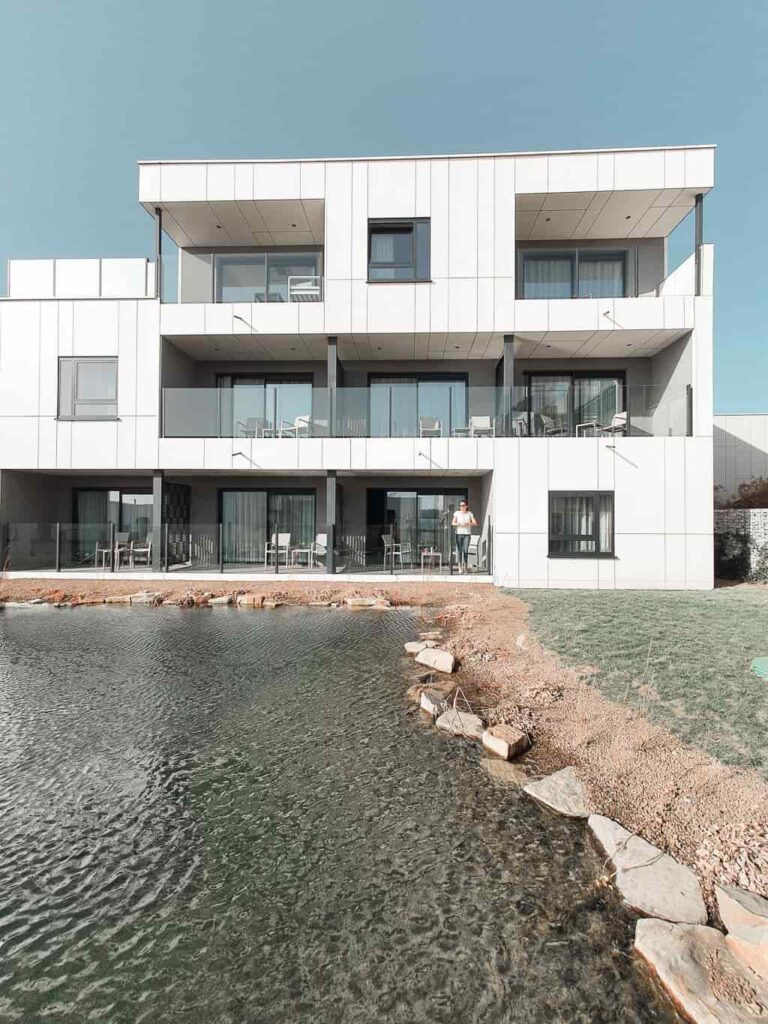 Mooiste vakantieparken in België en Nederland - Toffe hotels die je met ecocheques kan betalen: Golden Lakes L'Eau d'Heure