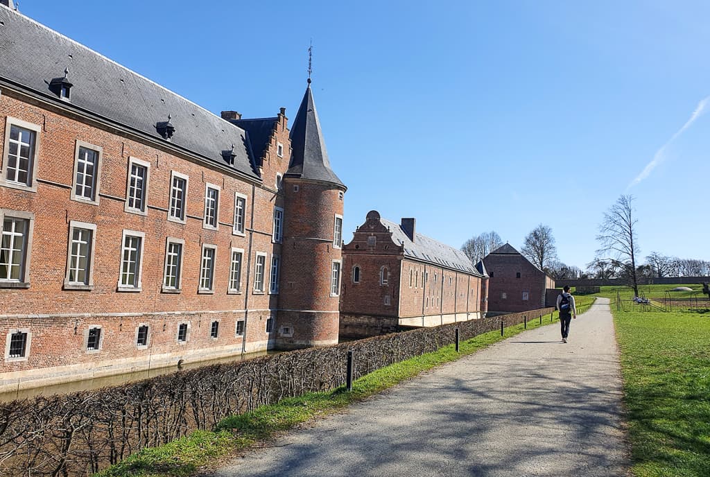 Activiteiten aan Kasteeldomein Alden Biesen : wandelen rond het kasteel