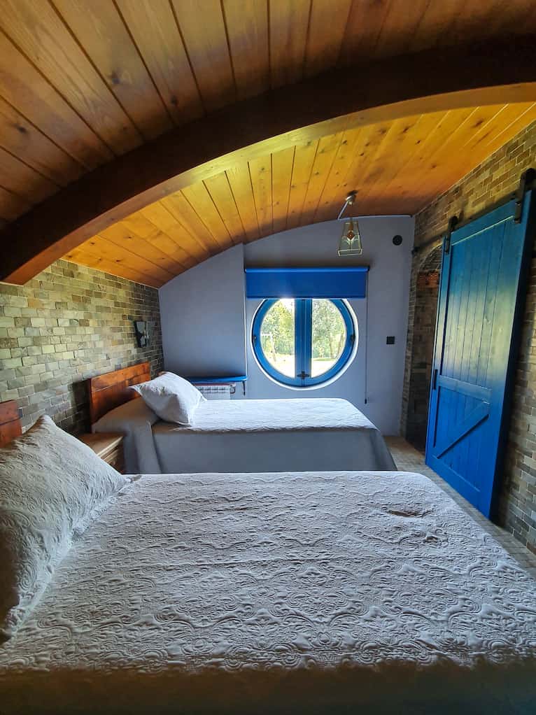 Slaapkamer in hobbithuisje Mi Tesoro