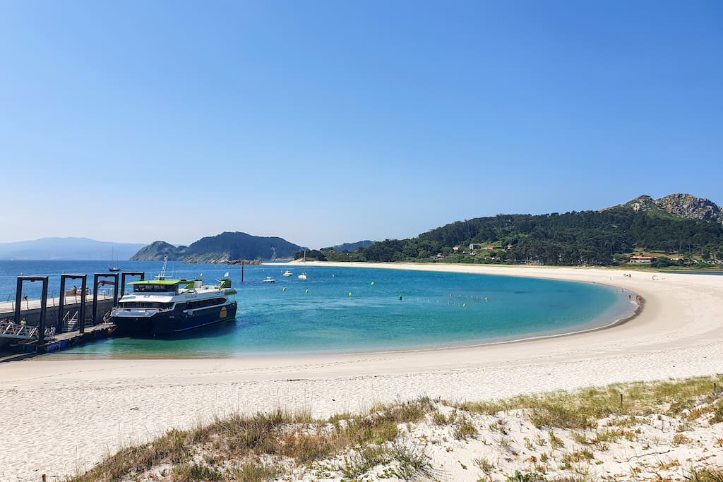 Aanmeren van de ferry op de Cies eilanden in Galicië