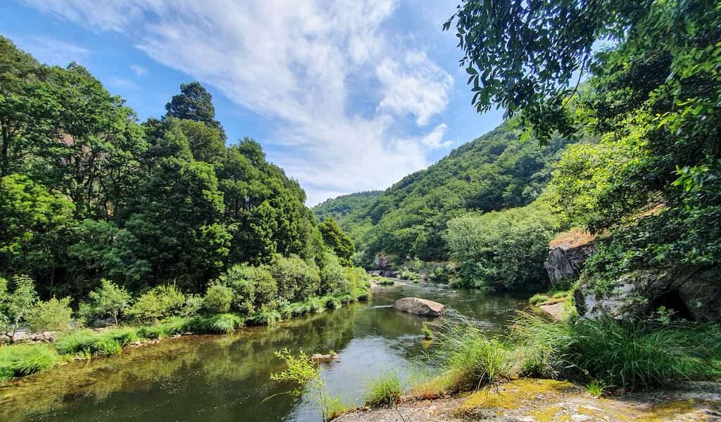 Wandelen aan de Rio Tambre tijdens een rondreis in Galicië
