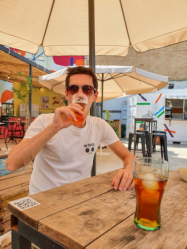 Leukste dingen om te doen in Valencia: : Pintje in openlucht foodmarkt Mercabanyal