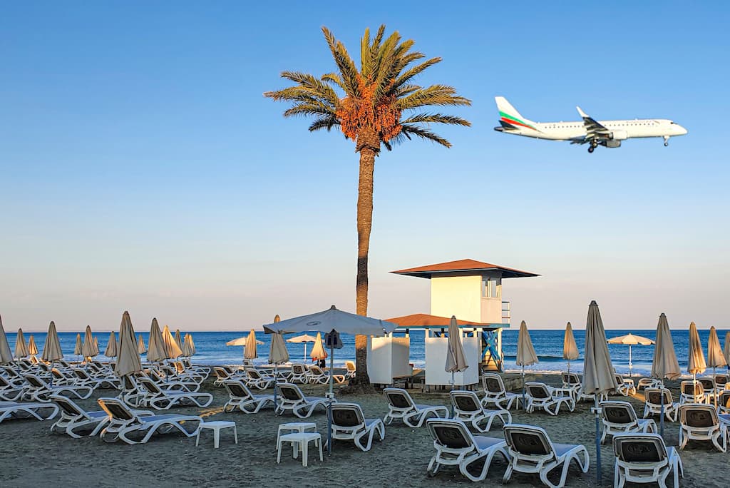 Wat te doen in Cyprus: Vliegtuigen spotten op Mackenzie Beach