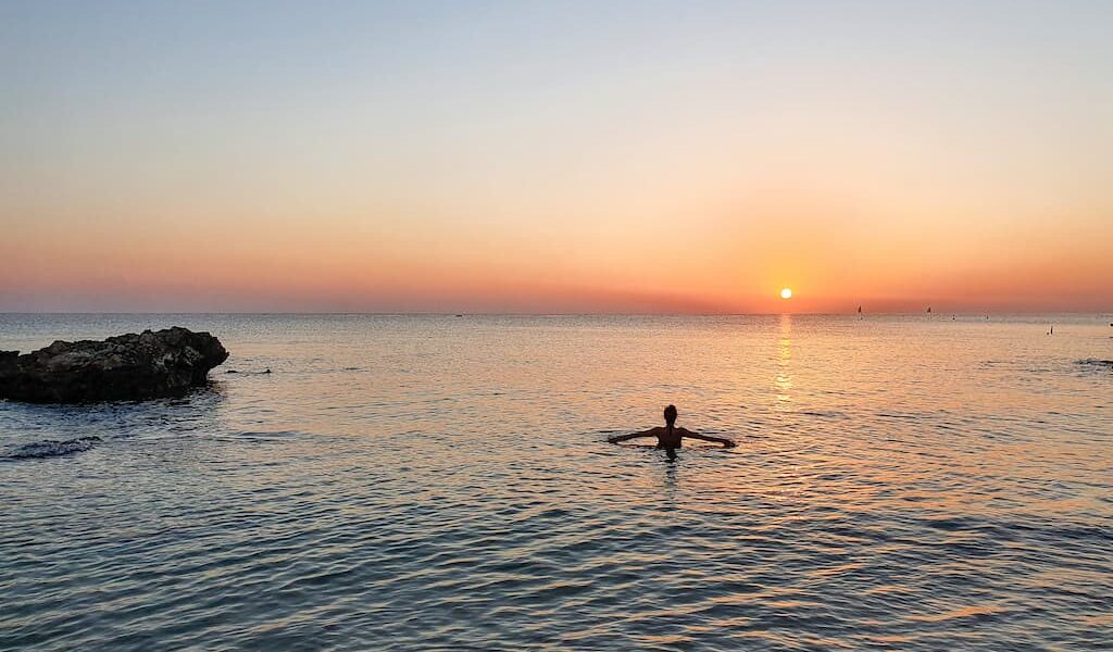Zwemmen bij zonsopgang aan Sunrise Beach in Protaras