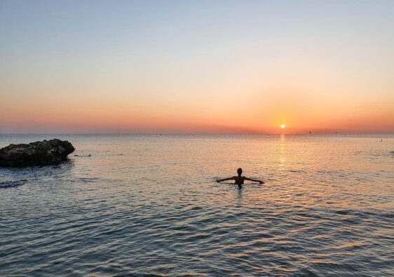 Zwemmen bij zonsopgang aan Sunrise Beach in Protaras