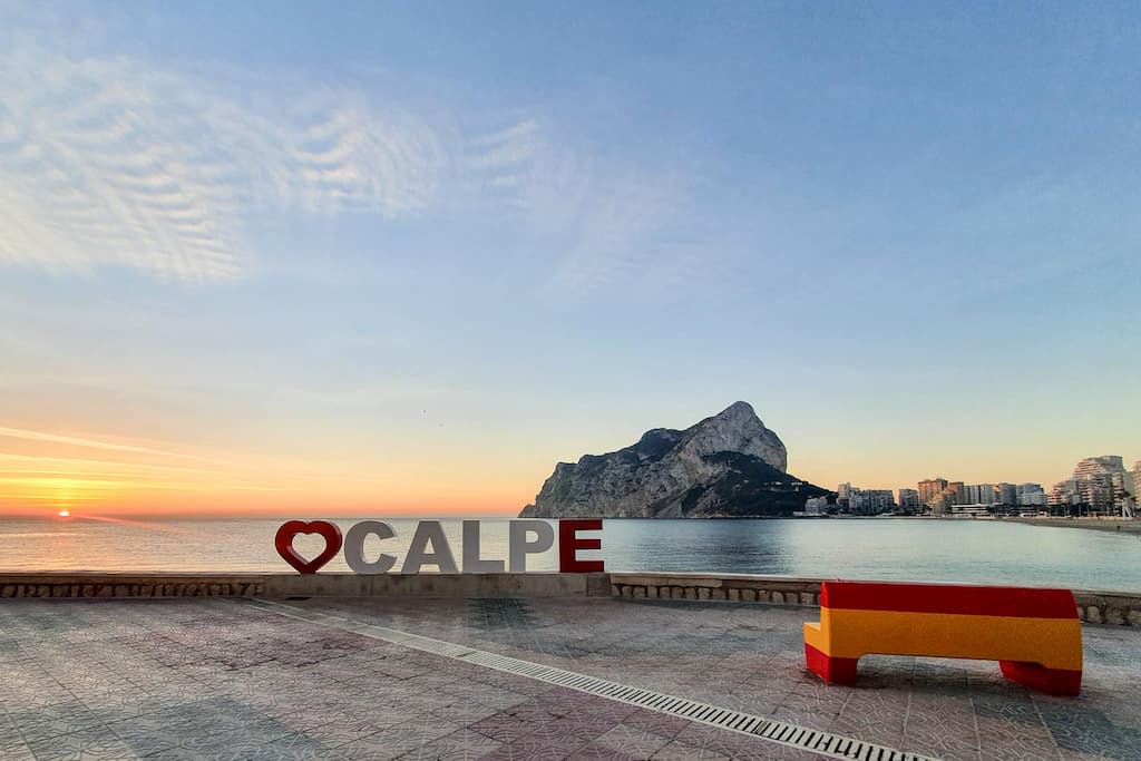 Waar overnachten in Calpe? Foto van de zonsopgang op het strand door Reisbeesten