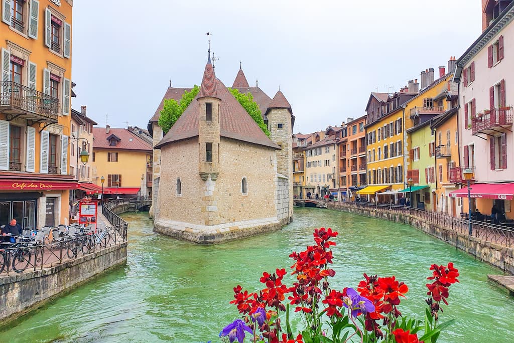 tips voor een vakantie aan het meer van Annecy in Frankrijk:  gevangenis en centrum van de stad