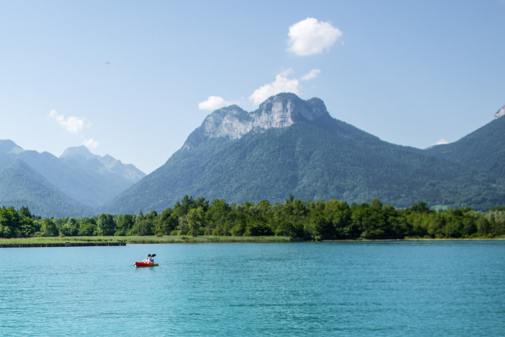 tips voor een vakantie aan het meer van Annecy in Frankrijk: watersporten aan Plage de Doussard