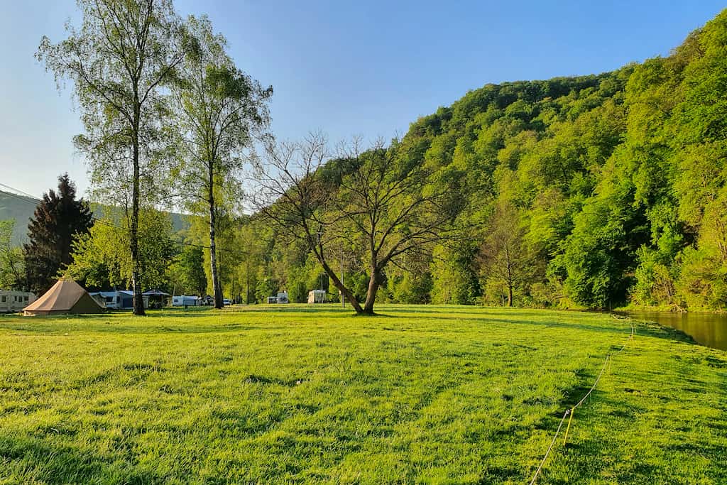 Glamping in de Belgische Ardennen: overnachten in een tipi tent