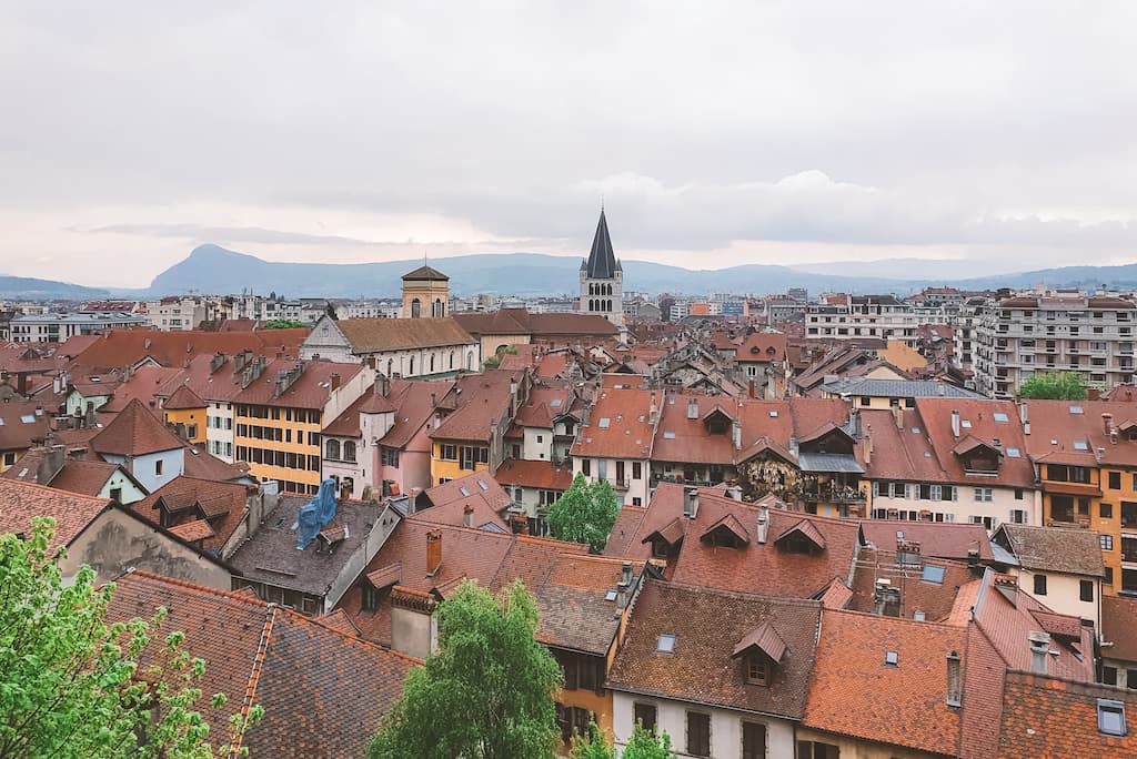 tips voor een vakantie aan het meer van Annecy in Frankrijk:  Uitzicht op Annecy van aan het kasteel