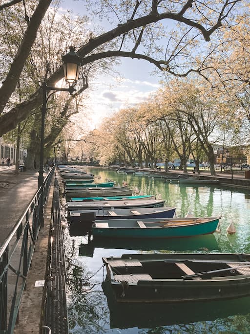 tips voor een vakantie aan het meer van Annecy in Frankrijk: Bezoek de oude stad 