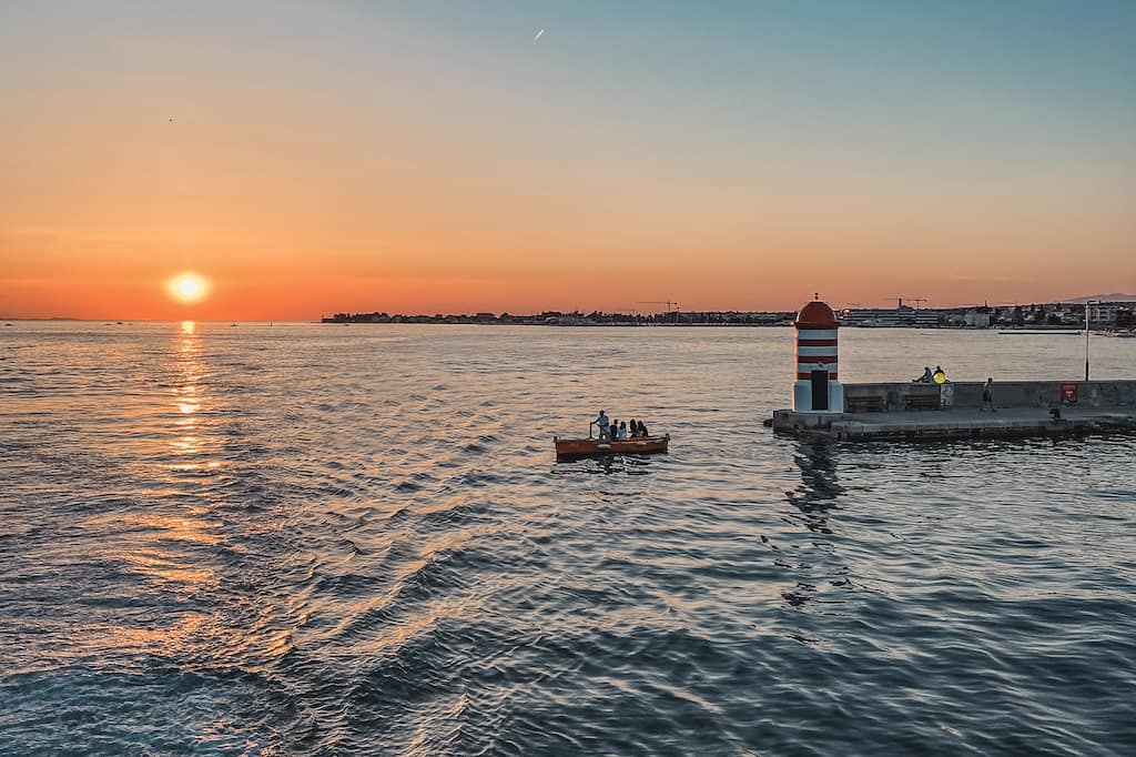 wat te doen in Zadar, Kroatië: activiteiten + reistips: zonsondergang Barkajoli roeiboot