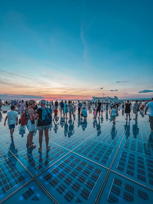 wat te doen in Zadar, Kroatië: activiteiten + reistips: Bekijk de zonsondergang vanaf de Zonnegroet