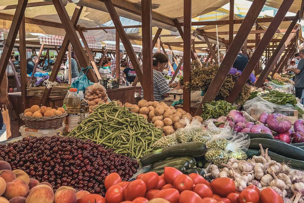 wat te doen in Zadar, Kroatië: activiteiten + reistips: Koop lokale producten op de Markt