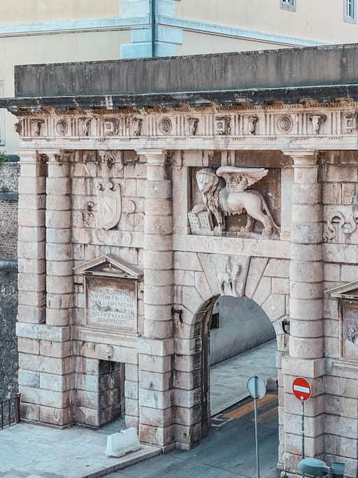 wat te doen in Zadar, Kroatië: activiteiten + reistips: gevleugelde Venetiaanse leeuw op de stadspoorten