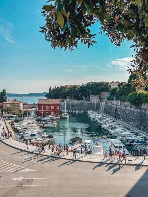 wat te doen in Zadar, Kroatië: activiteiten + reistips : Boulevard stadsmuur en stadspoorten
