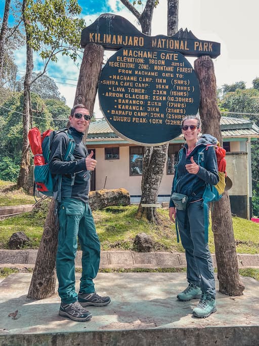 tips voorbereiding kilimanjaro: startpunt De beklimming van de Kilimanjaro in Afrika: start Machame Gate