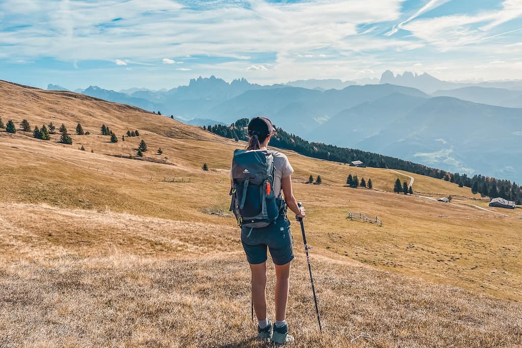 Het Eisacktal/Valle Isarco in Zuid-Tirol tijdens de herfst bezoeken: uitgestrekte alpenweides