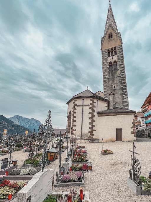 Het Eisacktal/Valle Isarco in Zuid-Tirol tijdens de herfst bezoeken: Barbian dorp kerktoren