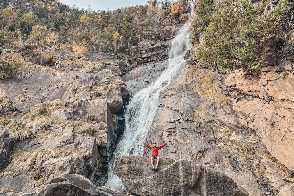 Het Eisacktal/Valle Isarco in Zuid-Tirol tijdens de herfst bezoeken: Barbian waterval wandelroute