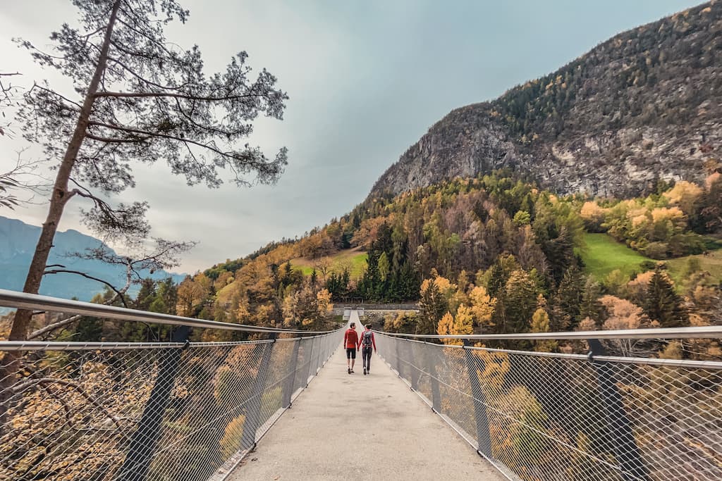 Het Eisacktal/Valle Isarco in Zuid-Tirol tijdens de herfst bezoeken: Barbian hangbrug