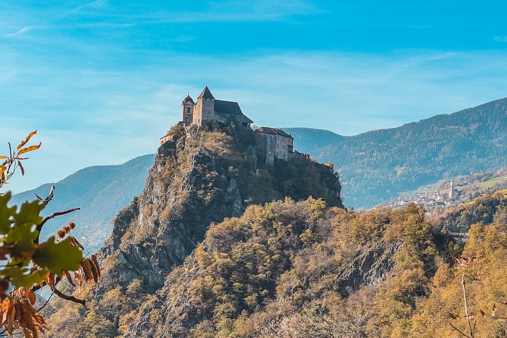 Het Eisacktal/Valle Isarco in Zuid-Tirol tijdens de herfst bezoeken: Abdij klooster Klausen