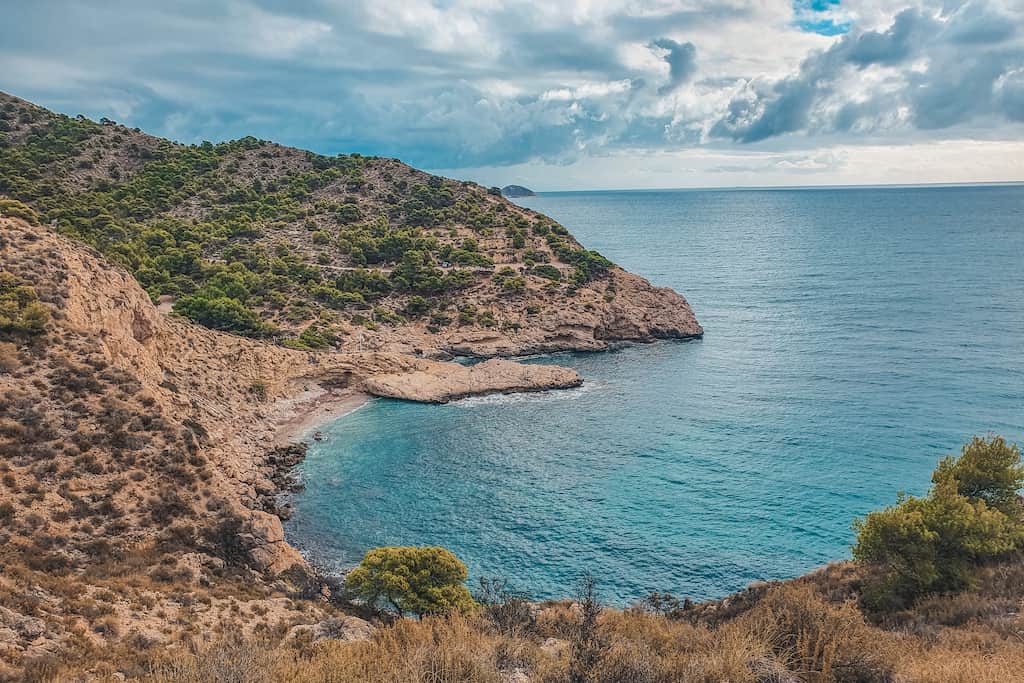 Playa Racó del Conill tussen Villajoyosa en Benidorm in Spanje