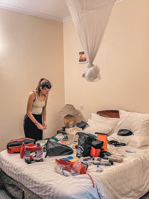 tips voorbereiding kilimanjaro: inpakken in Aishi Machame hotel in Moshi, Tanzania