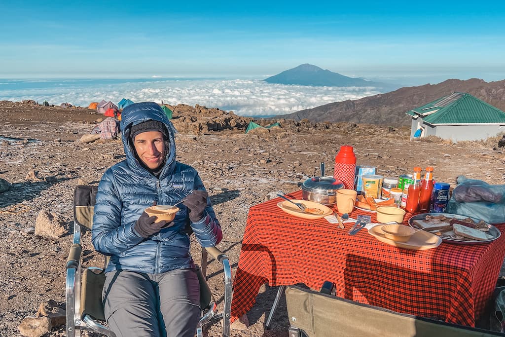 Ontbijt in Shira Camp op de Kilimanjaro in Tanzania