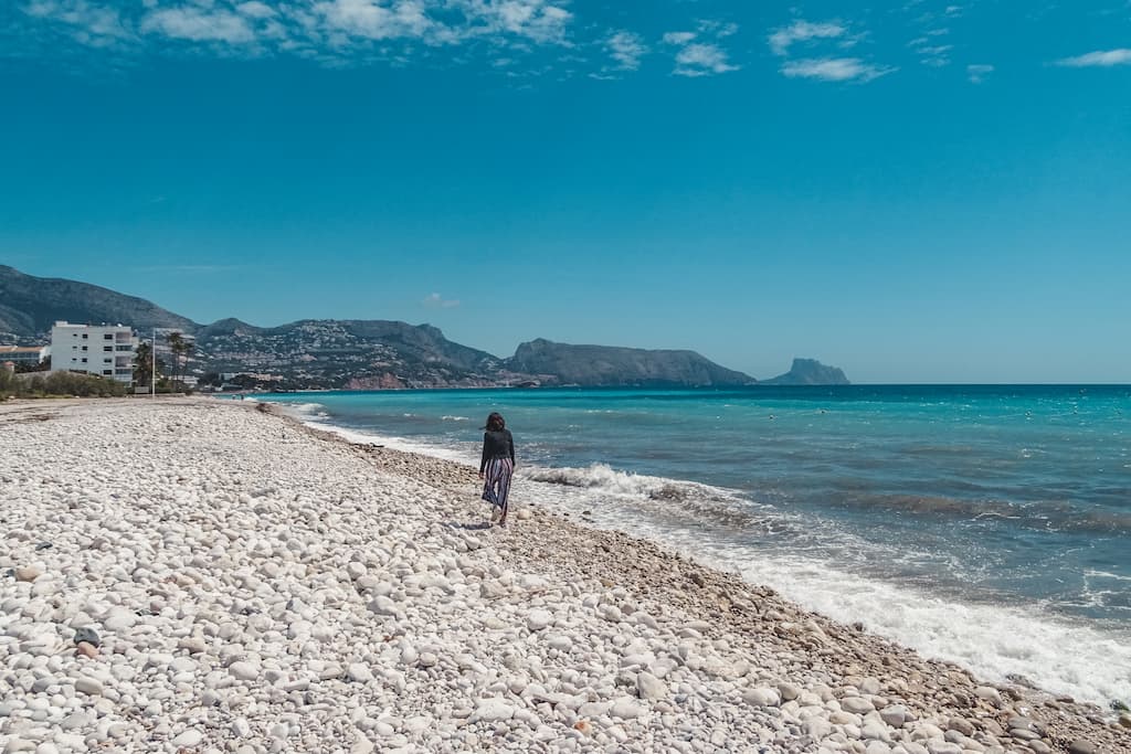Altea Costa Blanca in Spanje: mooiste bezienswaardigheden + wat te doen :Strandwandeling in Altea