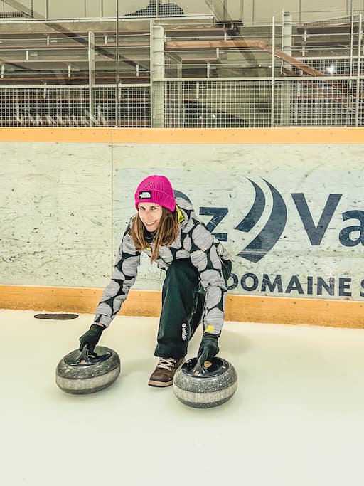 Initiatie curling in Vaujany aan skigebied Alpe d'Huez