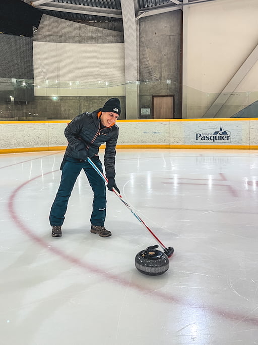 Initiatie curling in Vaujany aan skigebied Alpe d'Huez