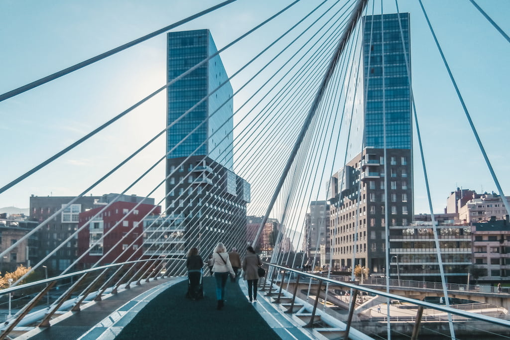 Citytrip Bilbao in Spanje : bezienswaardigheden + wat doen: Zubizuri brug