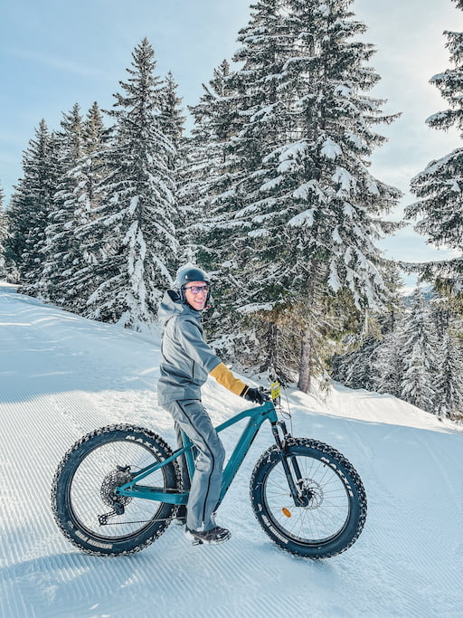 E-Fatbiken in de sneeuw in de Franse Alpen