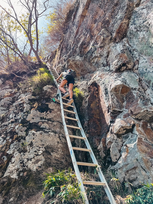 Wandelroute naar de top van Mount Yakedake - ladders