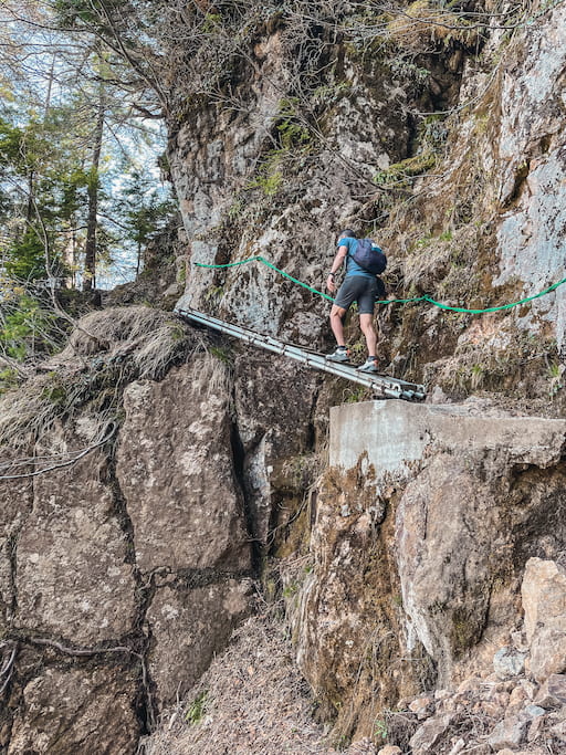Wandelroute naar de top van Mount Yakedake - ladders