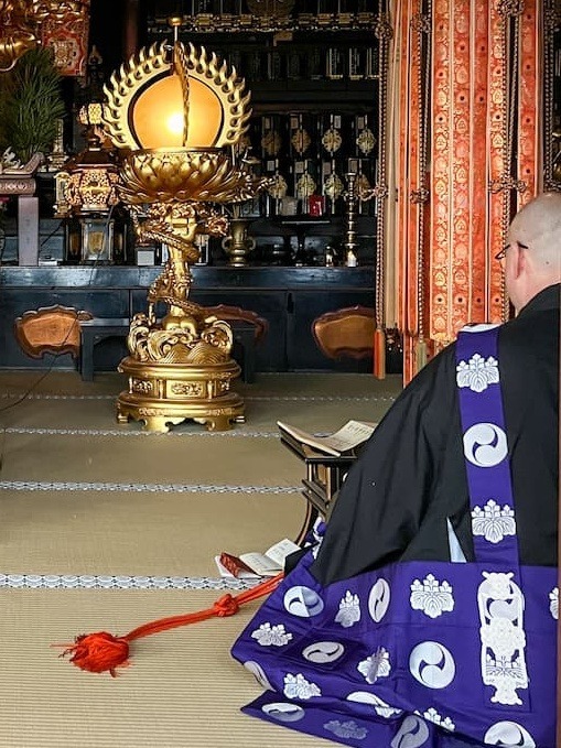 Overnachten in een boeddhistische tempel in Koyasan, Japan: ochtendgebed