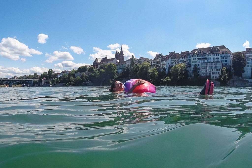 Wat te doen in Basel, Zwitserland: zomerse activiteiten + tips:  Zwemmen in de Rijn en drijven op de stroming