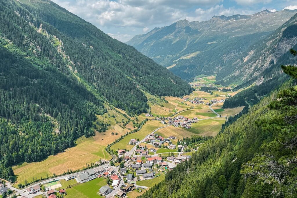 Zomervakantie in het prachtige Kaunertal in Tirol, Oostenrijk: Het Kaunertal avonturencircuit: uitzicht vanop het Adlerblick observatieplatform