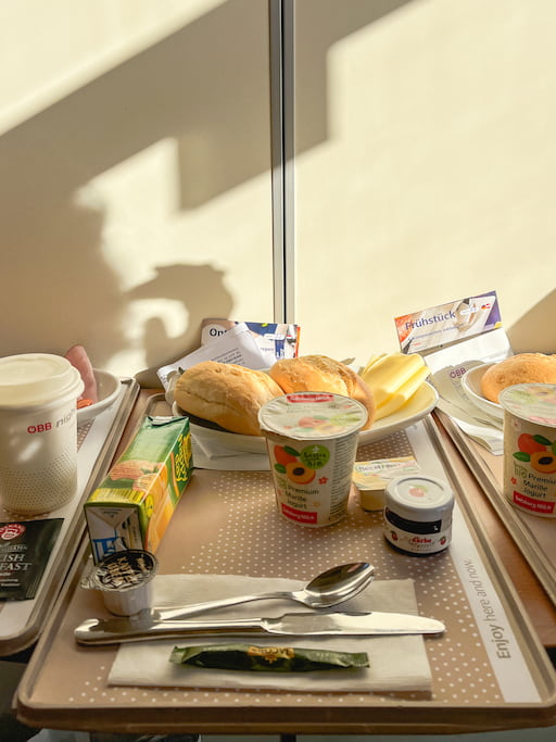 Ontbijt op de nachttrein naar Oostenrijk