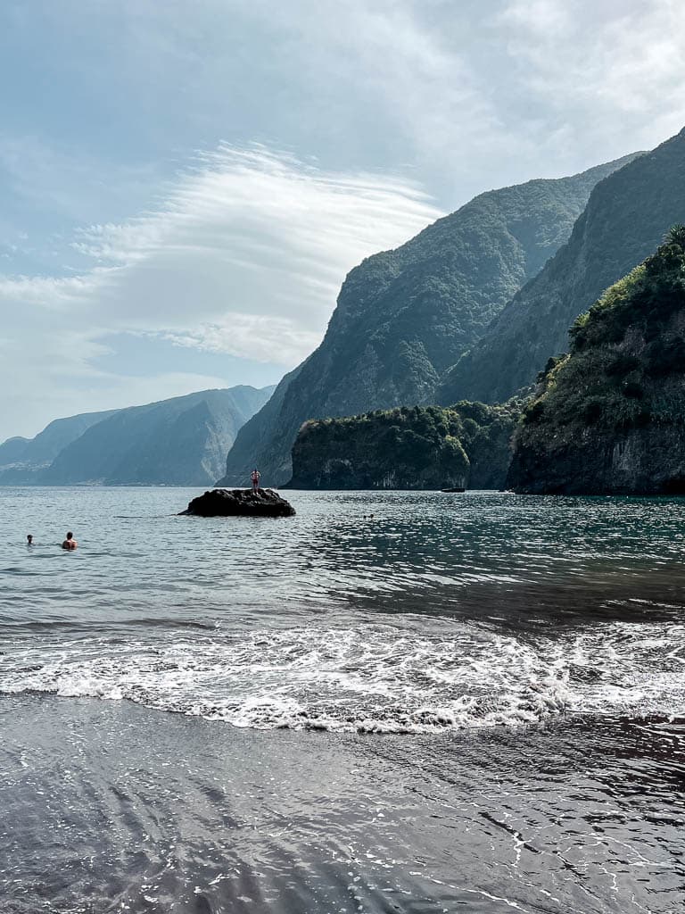 Roadtrip langs de mooiste plekken op Madeira: zwarte stranden Seixal