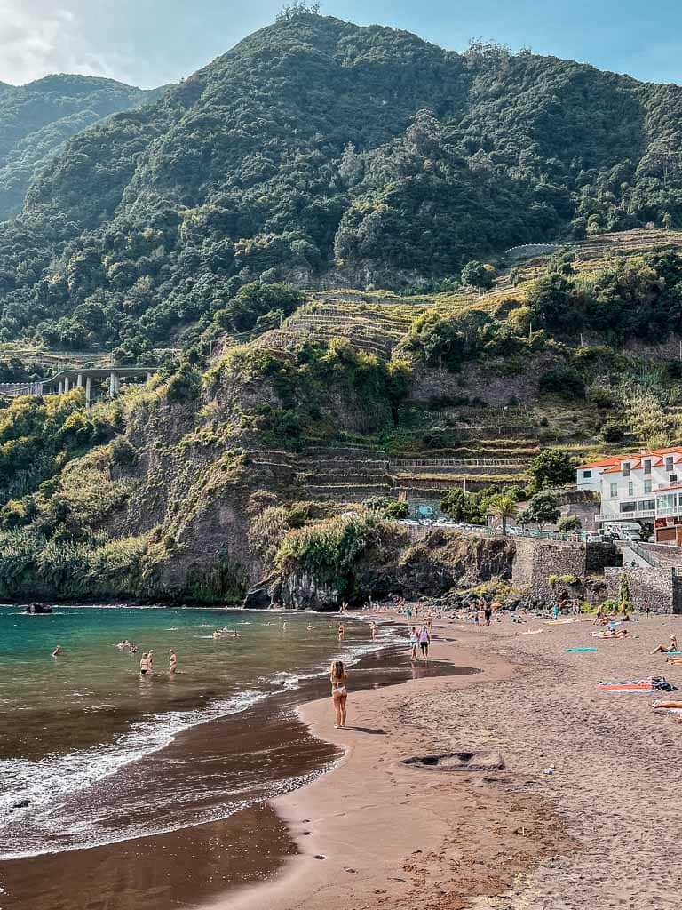 Roadtrip langs de mooiste plekken op Madeira: zwarte stranden Seixal