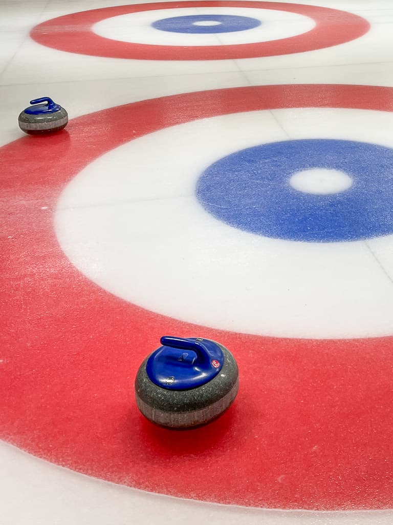 Winter magie in Crans-Montana: skiën en unieke activiteiten: curling