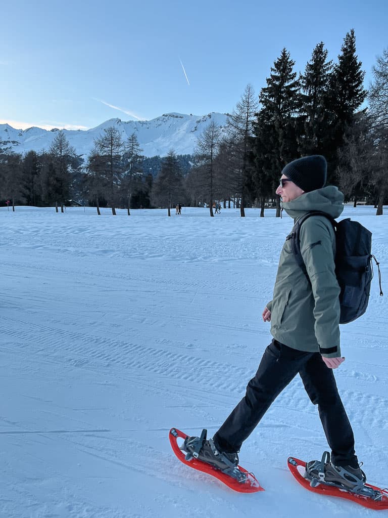 Winter magie in Crans-Montana: skiën en unieke activiteiten: sneeuwschoenwandelen en biatlon