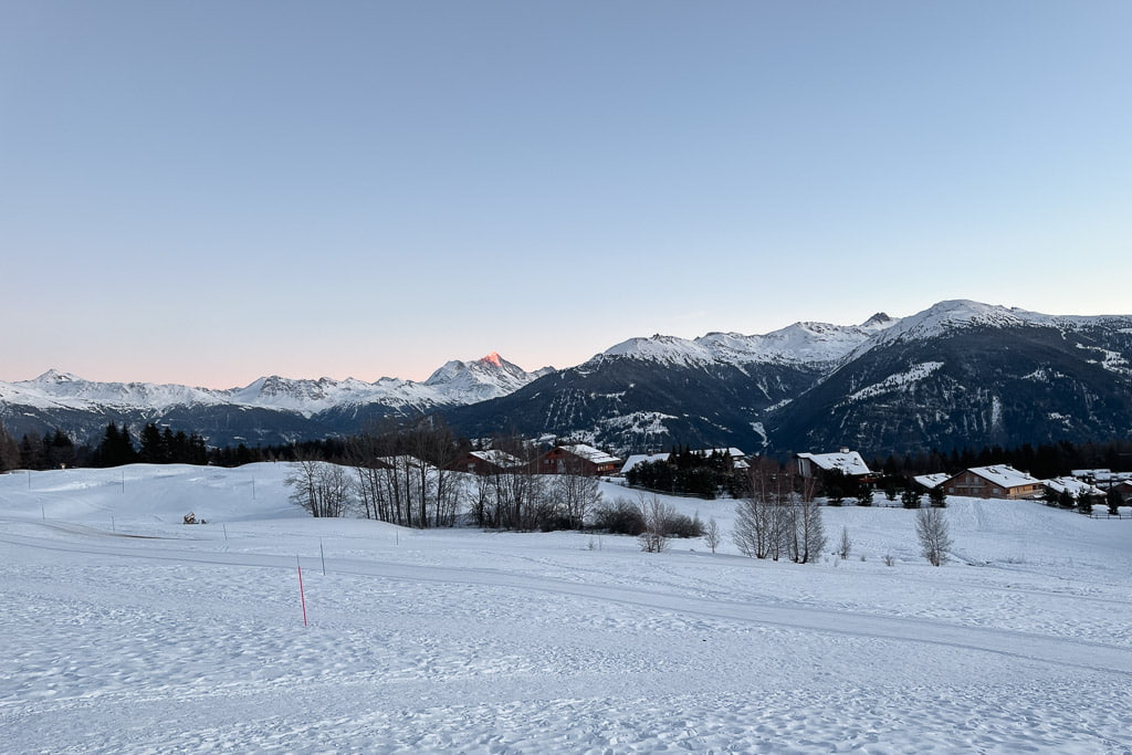 Winter magie in Crans-Montana: skiën en unieke activiteiten: sneeuwschoenwandelen en biatlon