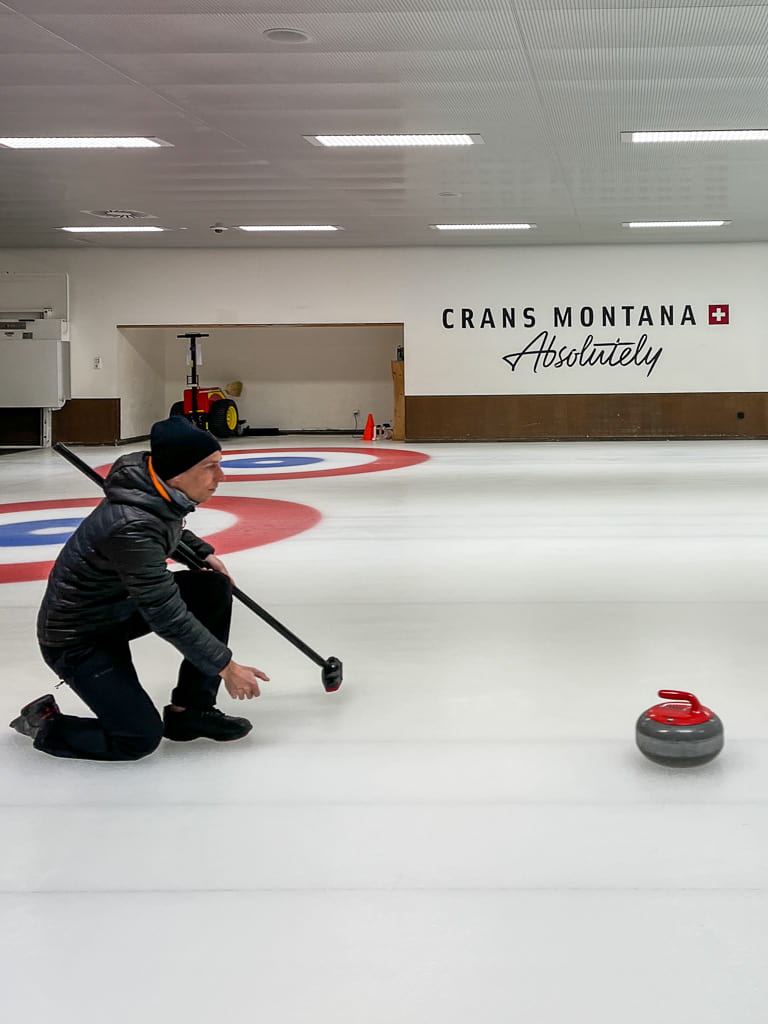 Winter magie in Crans-Montana: skiën en unieke activiteiten: curling